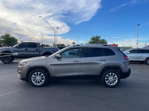Tan 2019 Jeep Cherokee Latitude