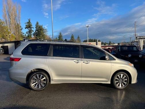 2019 Toyota Sienna LE