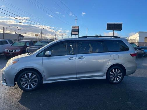2019 Toyota Sienna LE