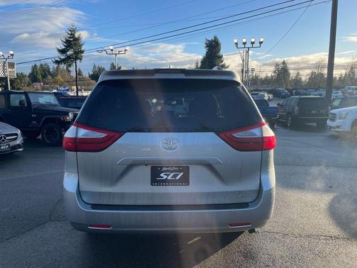 2019 Toyota Sienna LE