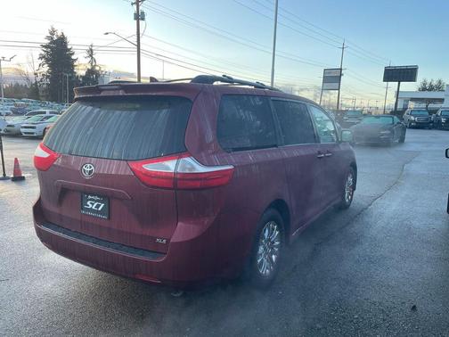 2018 Toyota Sienna XLE