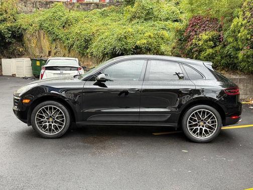 2017 Porsche Macan Base (PDK)