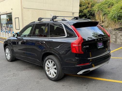 2017 Volvo XC90 T6 Momentum