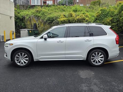 2016 Volvo XC90 T6 Momentum