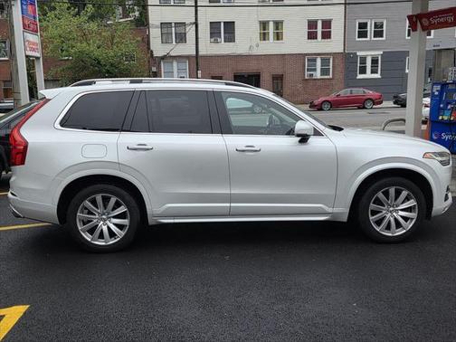 2016 Volvo XC90 T6 Momentum