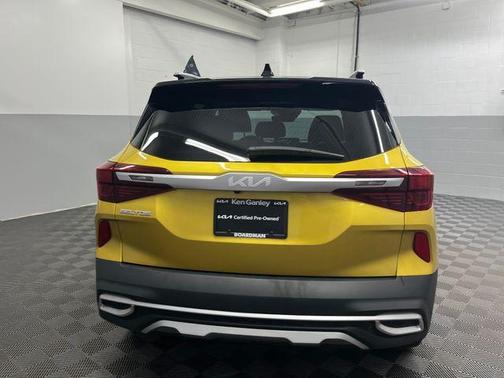 Starbright Yellow / Black Roof 2023 Kia Seltos SX