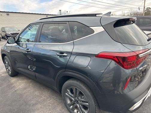 Gray 2023 Kia Seltos S