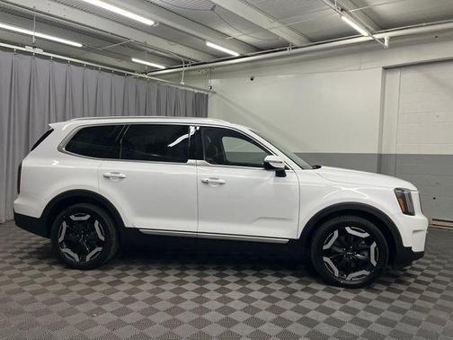 Glacial White Pearl 2023 Kia Telluride EX