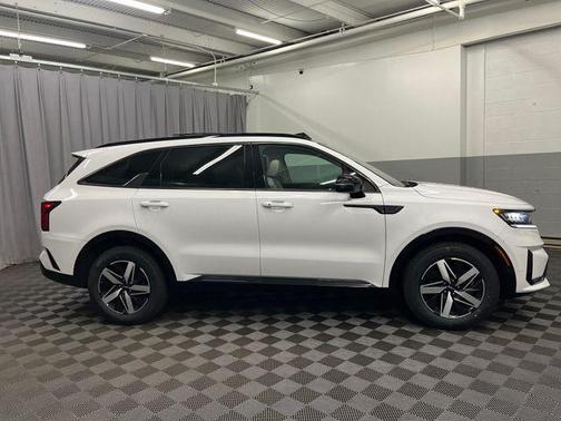 Glacial White Pearl 2022 Kia Sorento S