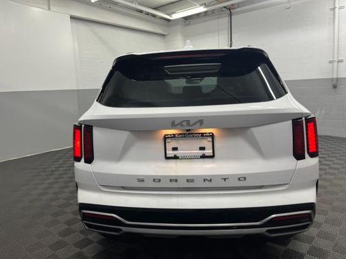 Glacial White Pearl 2022 Kia Sorento S