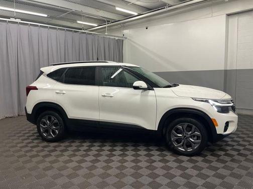 Snow White Pearl 2024 Kia Seltos S