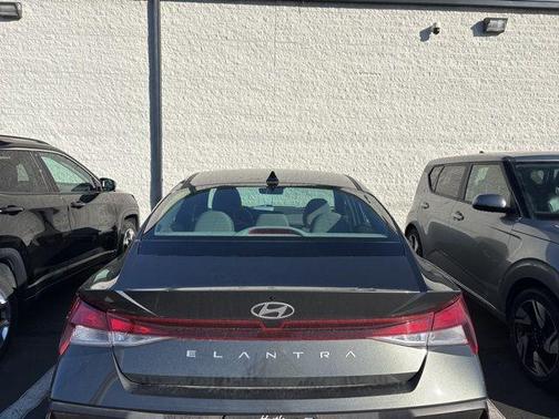 2024 Hyundai ELANTRA SE