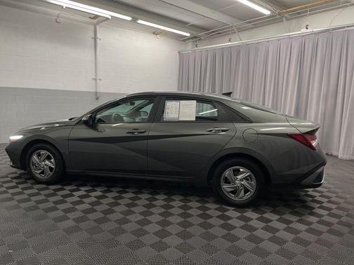 2024 Hyundai ELANTRA SE