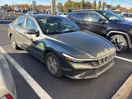 2024 Hyundai ELANTRA SE