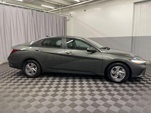 2024 Hyundai ELANTRA SE