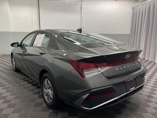 2024 Hyundai ELANTRA SE