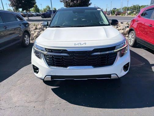 Clear White / Black Roof 2024 Kia Seltos S