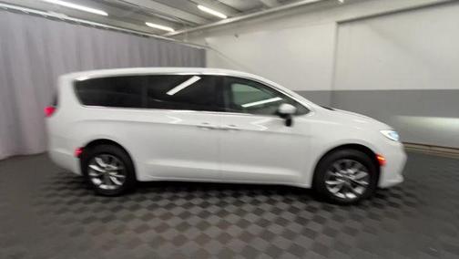 2023 Chrysler Pacifica Touring-L