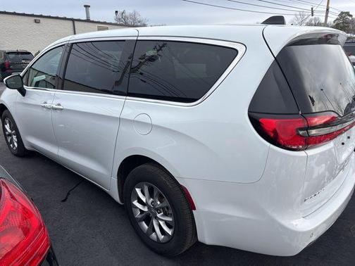 2023 Chrysler Pacifica Touring-L