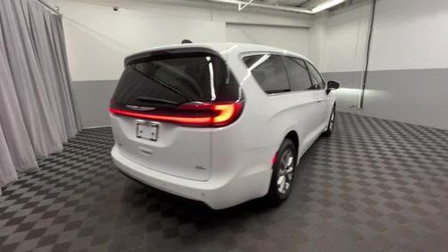 2023 Chrysler Pacifica Touring-L