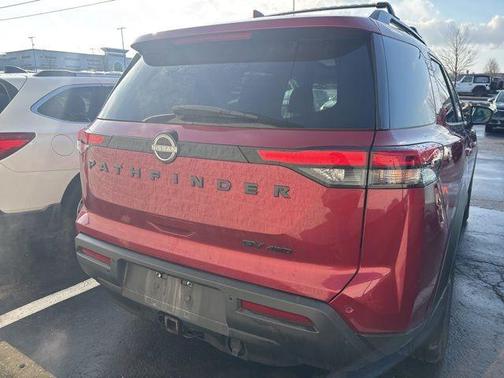 2022 Nissan Pathfinder SV