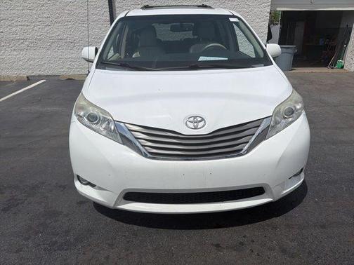 Super White 2014 Toyota Sienna XLE