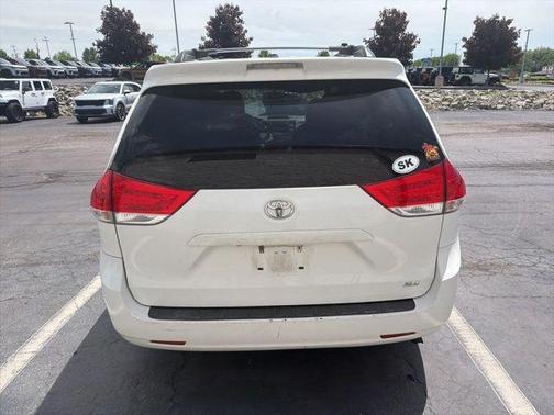 Super White 2014 Toyota Sienna XLE