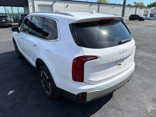 Glacial White Pearl 2023 Kia Telluride S