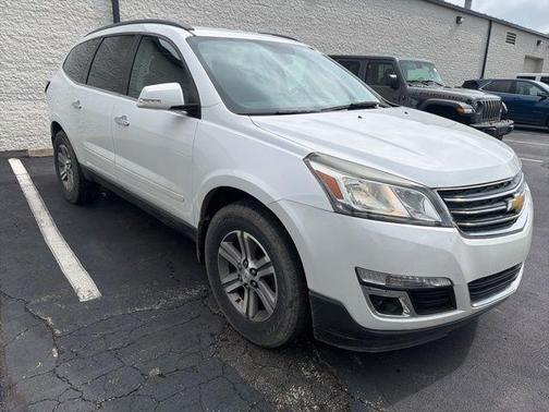 Iridescent Pearl Tricoat 2017 Chevrolet Traverse 1LT