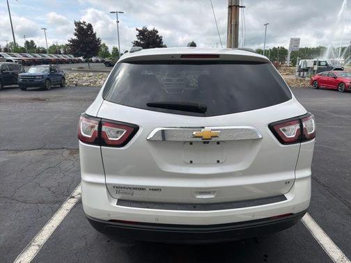 Iridescent Pearl Tricoat 2017 Chevrolet Traverse 1LT