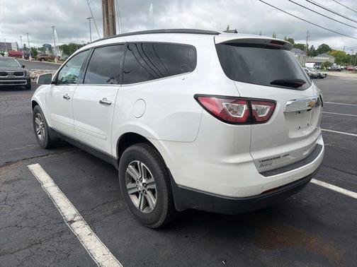 Iridescent Pearl Tricoat 2017 Chevrolet Traverse 1LT