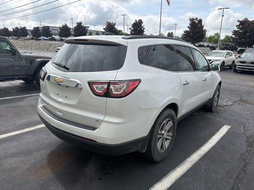 Iridescent Pearl Tricoat 2017 Chevrolet Traverse 1LT