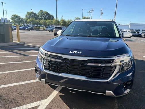 Dark Ocean Blue / White Roof 2024 Kia Seltos S