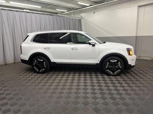 Glacial White Pearl 2024 Kia Telluride S