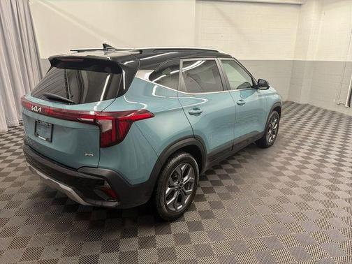 Blue / Black 2024 Kia Seltos S