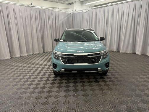 Blue / Black 2024 Kia Seltos S