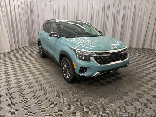 Blue / Black 2024 Kia Seltos S