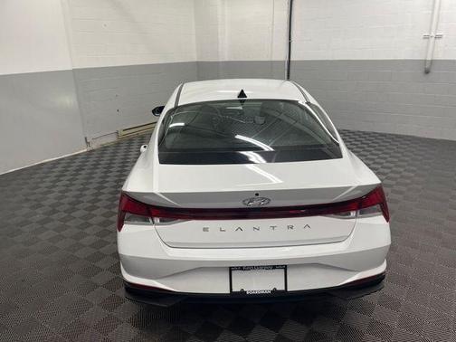 2022 Hyundai ELANTRA SE
