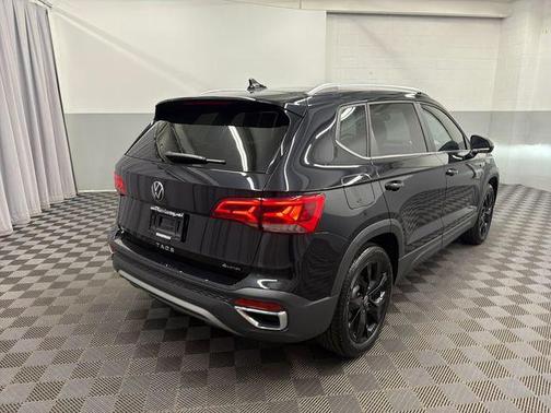 Deep Black Pearl Effect 2023 Volkswagen Taos 1.5T SE