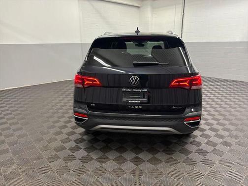 Deep Black Pearl Effect 2023 Volkswagen Taos 1.5T SE