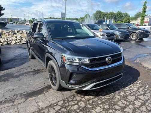 Deep Black Pearl Effect 2023 Volkswagen Taos 1.5T SE
