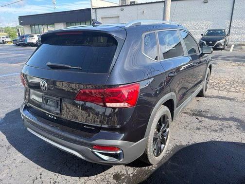 Deep Black Pearl Effect 2023 Volkswagen Taos 1.5T SE