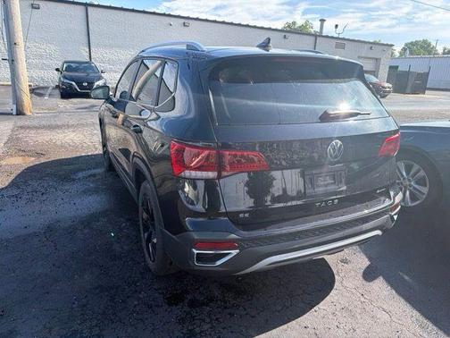 Deep Black Pearl Effect 2023 Volkswagen Taos 1.5T SE
