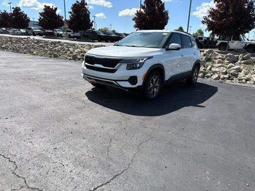 Snow White Pearl 2022 Kia Seltos EX