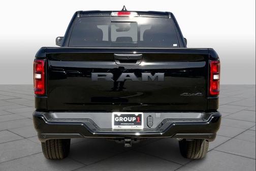Diamond Black Crystal Pearlcoat 2026 RAM 1500 Express