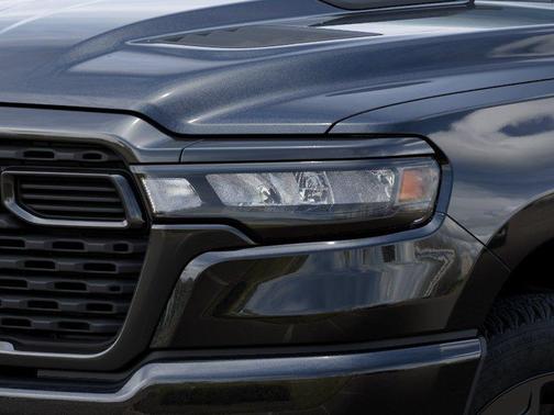 Diamond Black Crystal Pearlcoat 2026 RAM 1500 Express