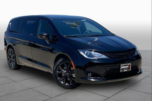Brilliant Black Crystal Pearlcoat 2019 Chrysler Pacifica Touring Plus