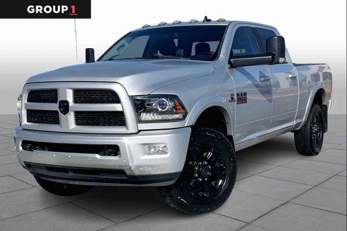2017 RAM 3500 Laramie Crew Cab 4x4 6'4' Box