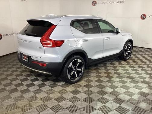2020 Volvo XC40 T5 Momentum