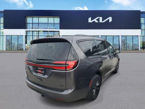 Granite Crystal Metallic Clearcoat 2021 Chrysler Pacifica Touring